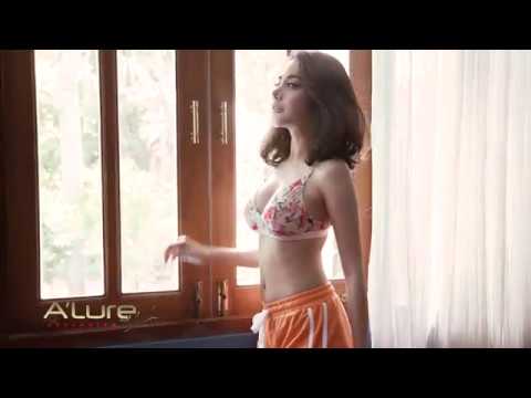 มีนา สุภารัตน์ สาวน้อยที่มาพร้อมความเร่าร้อนแบบซอฟต์ๆ เติมความชุ่มฉ่ำให้หัวใจ